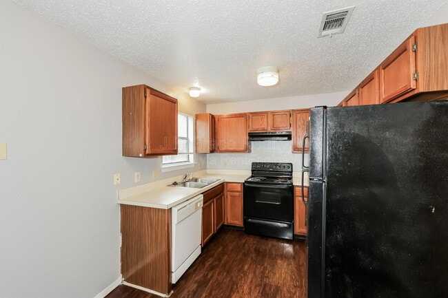 Building Photo - 5905 Shadydell Dr