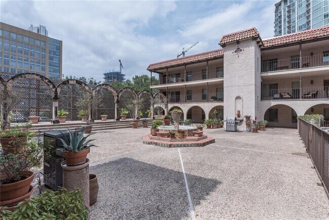 Building Photo - 505 W 7th St