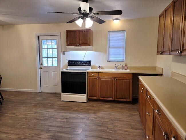 Building Photo - 4362 W Midway Rd