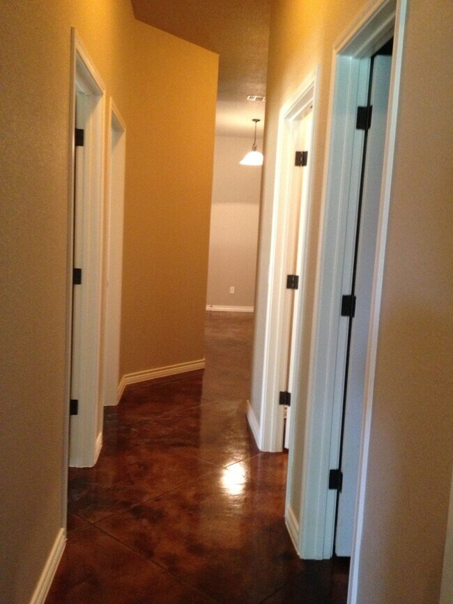 Building Photo - 617 Paseo del Plata Dr