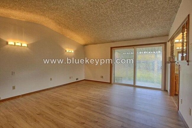 Building Photo - 3 Bed, 2.5 Bath Home in Culdesac with Huge...