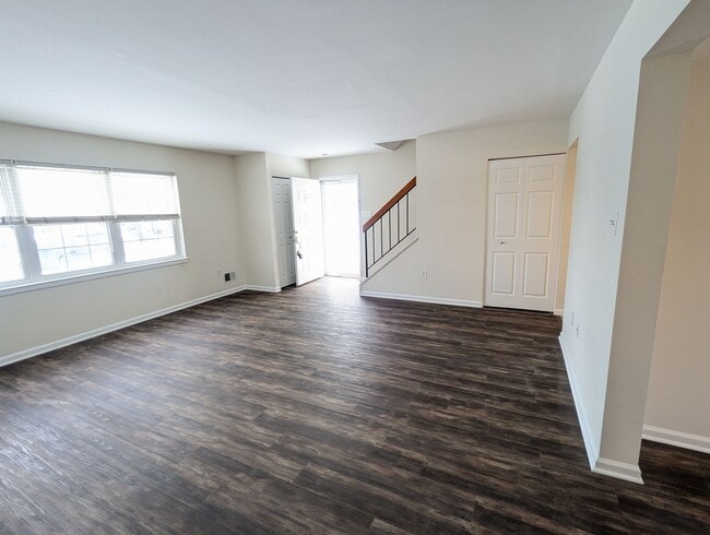 Building Photo - *END UNIT* town home in established Crestwood Neighborhood ready for you mid March!
