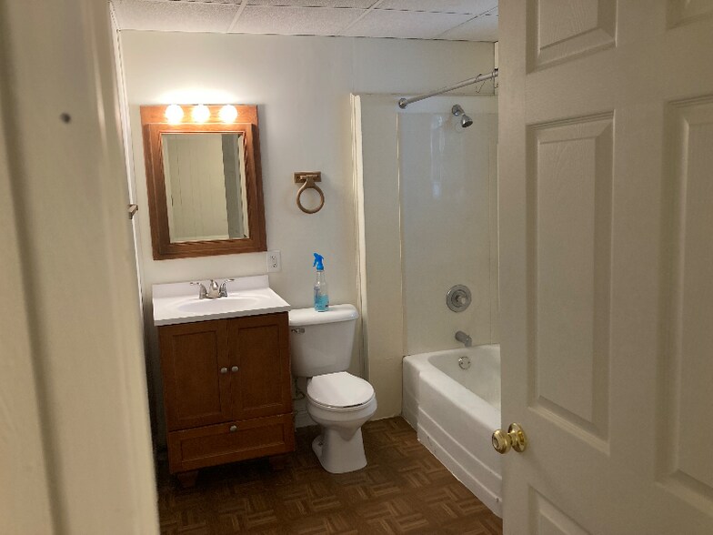 Building Photo - 623 Main St