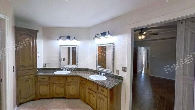 Building Photo - Spacious Edmond 4-Bed, 3-Bath Home with Storm Shelter