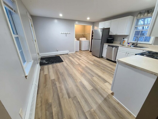 Building Photo - 1458 N Main St