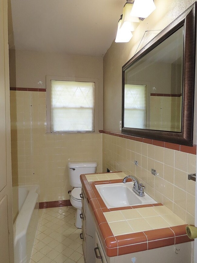 Building Photo - Lindale ISD, Spacious 3 Bedroom, 1 Bath House