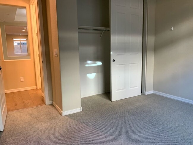 Building Photo - 4 BEDROOM PLUS LOFT, BUILT IN BBQ WITH COMMUNITY POOL