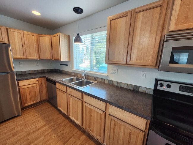 Building Photo - 2 Bed/1.5 Bath Triplex with Attached Garage - Emerson Ave