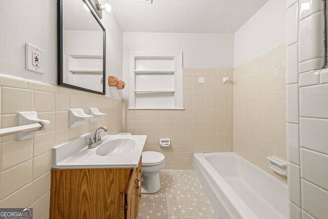 Building Photo - 3940 Hubert Dr