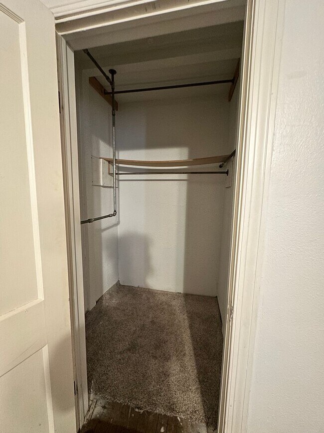 Building Photo - Plaza District / Classen 3 Bed Beauty!