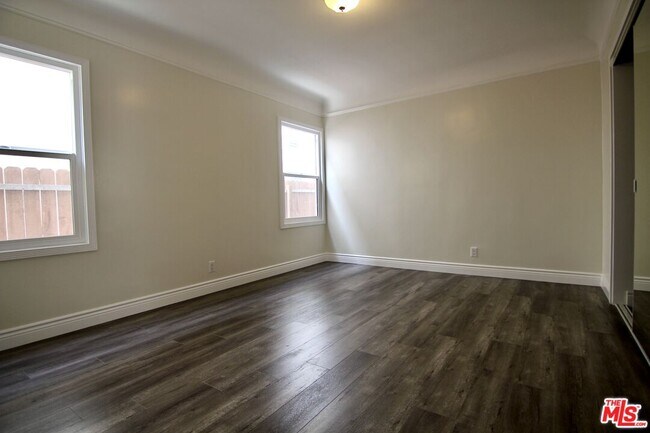 Building Photo - 926 S Holt Ave