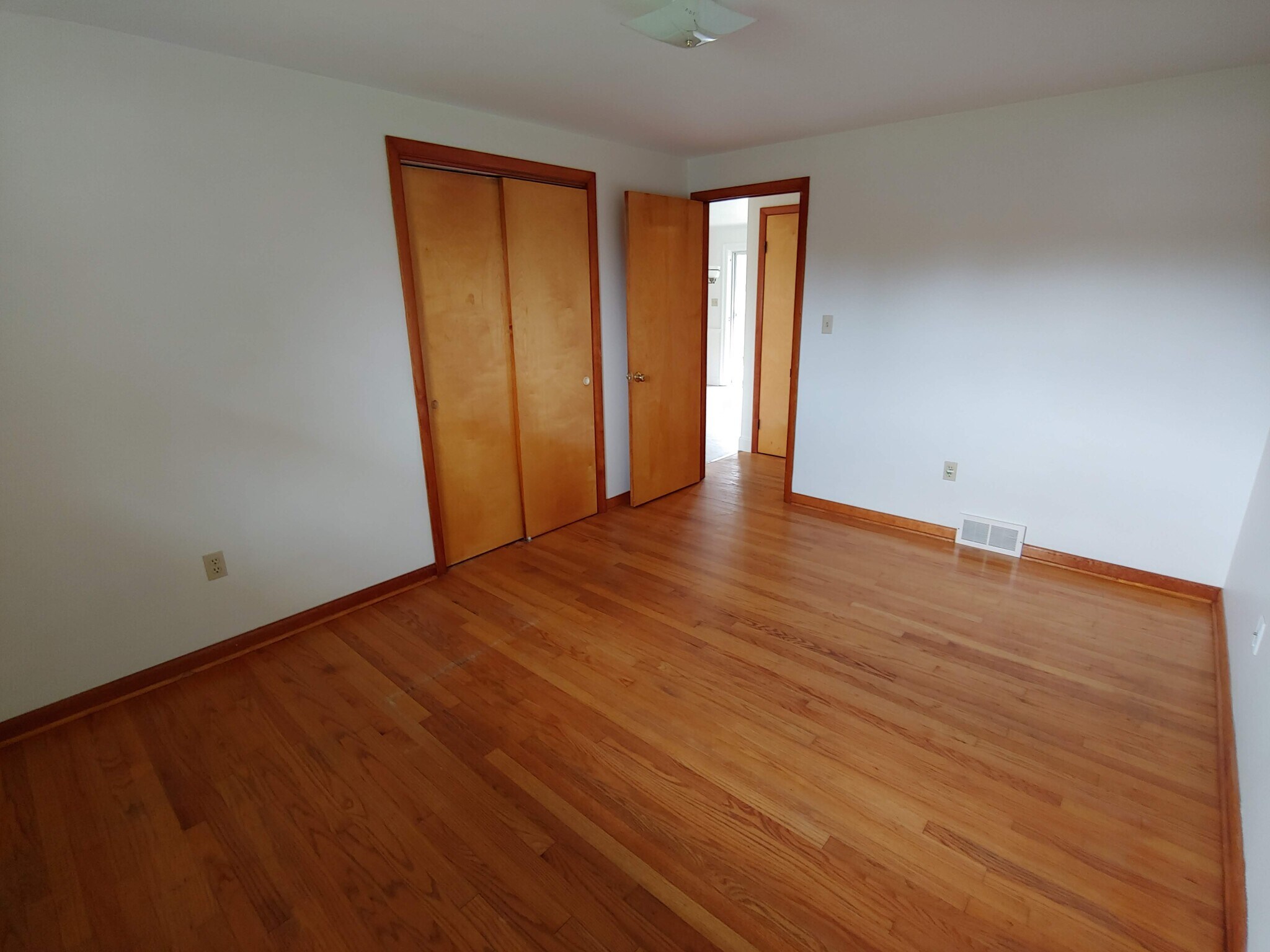 Building Photo - 325 Fairview Dr