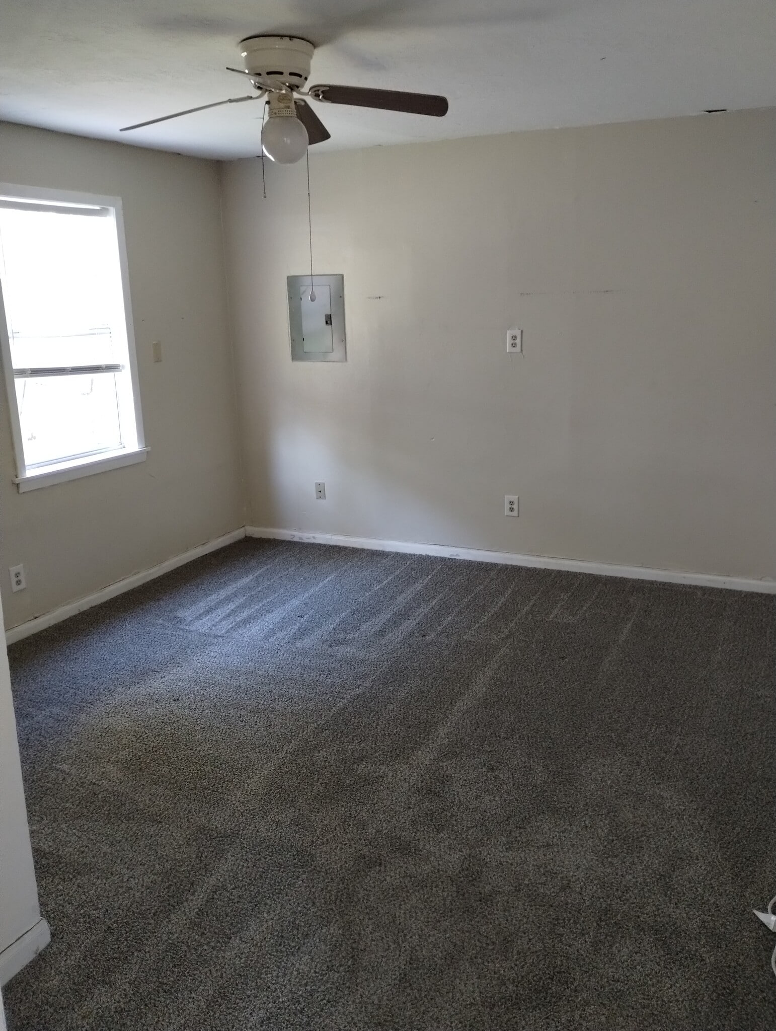 Large bedroom - 2211 Echols St