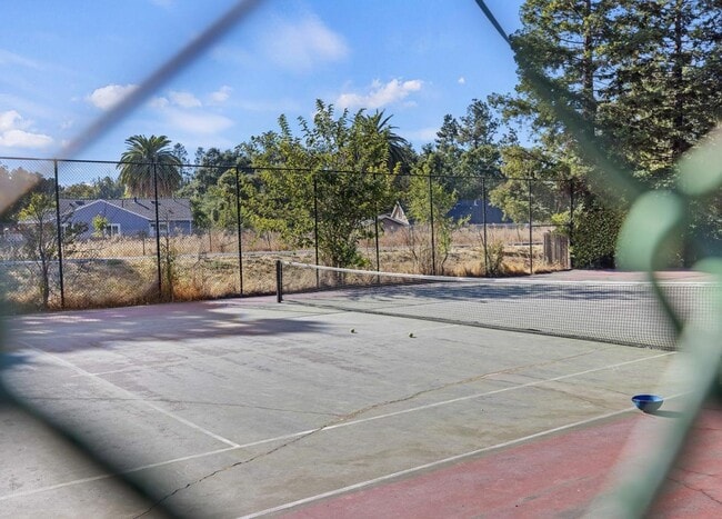 Building Photo - Updated Townhome in Sought After Walnut Creek Community ! Close To Restaurants & Shops !