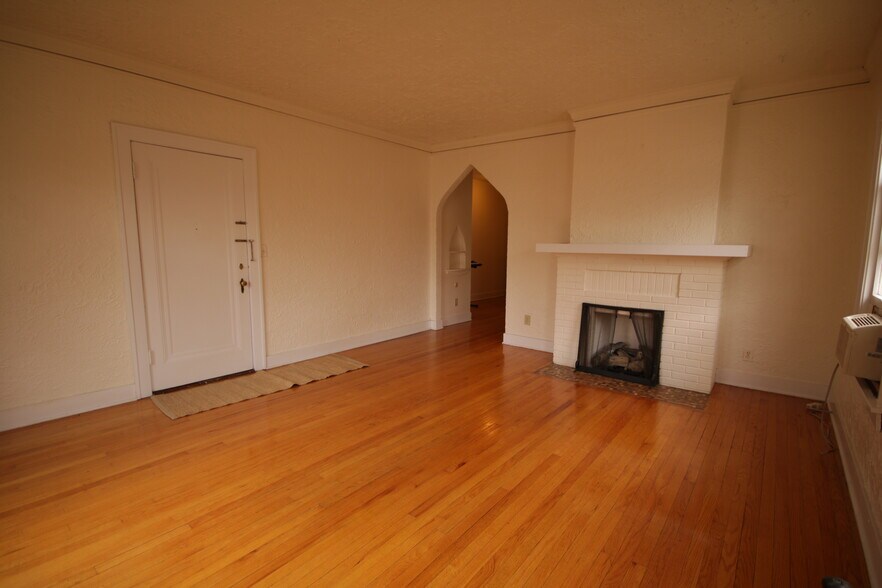 Working gas fireplace living room - 839 W South St