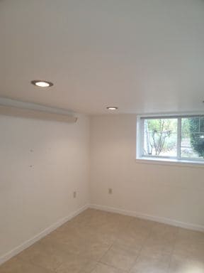 Building Photo - Spacious 2 Bedroom/ 1 bath lower unit in D...