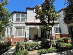 Building Photo - Tri-Level Townhome in Tustin