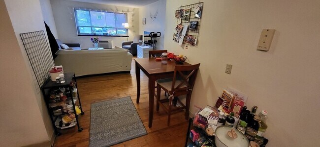 Building Photo - 239 Kelton St