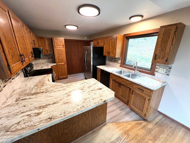 Building Photo - Pet Friendly 5 Bed 3 Bath Single Family Ho...