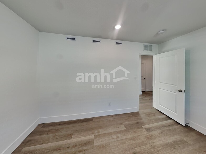 Building Photo - 10555 Lagaspi Dr