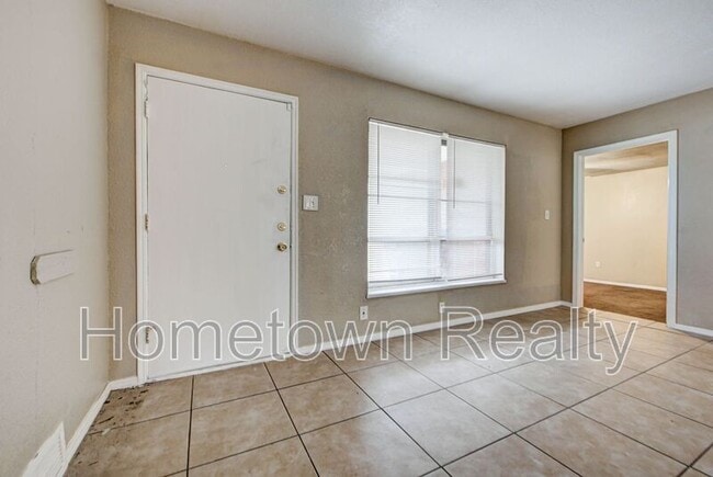 Building Photo - 1833 NE 51st St