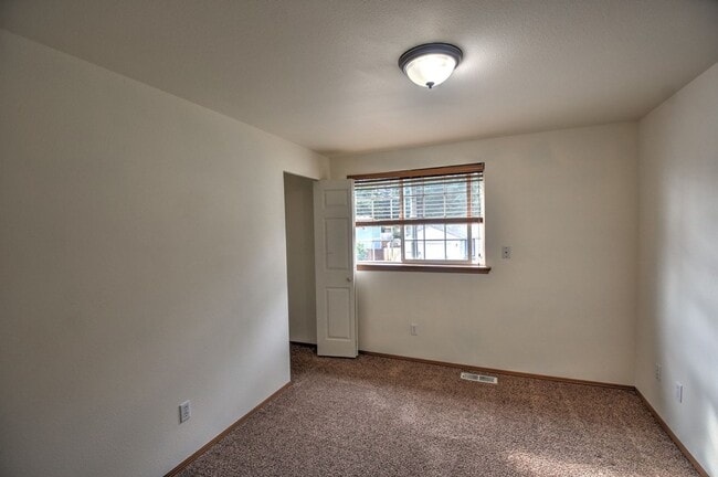 Building Photo - Fantastic 4 bedroom home in excellent loca...