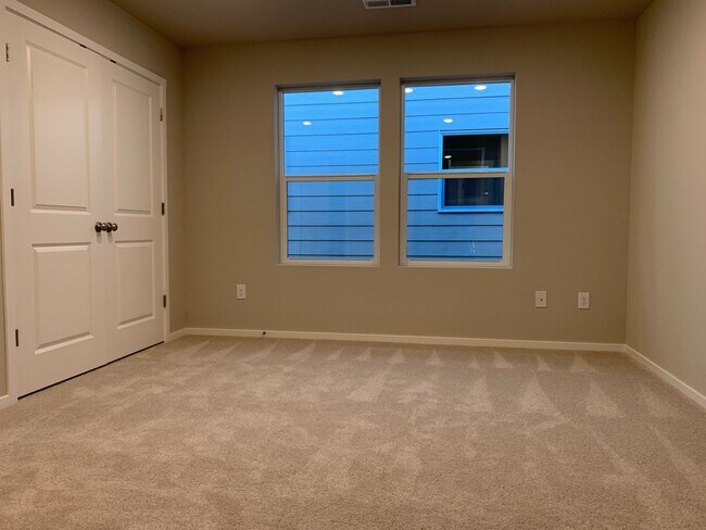 Building Photo - Gorgeous  4 Bed 2.5 Bath Home in Camas! Union School District! Laminate Floors Throughout Main! S...