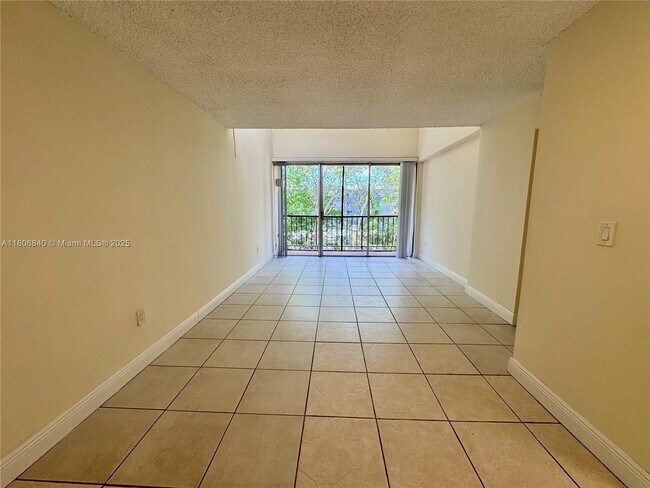 Building Photo - 8810 Fontainebleau Blvd