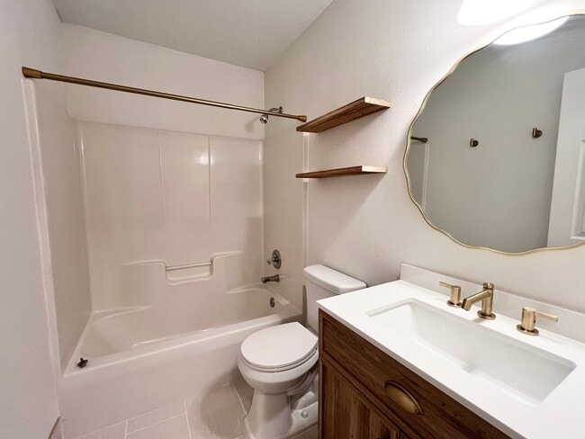 Building Photo - Charming Home - Newly Renovated