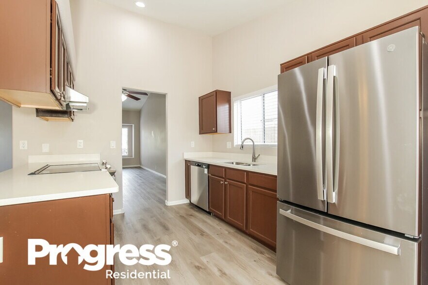 Building Photo - 10249 W Orange Dr