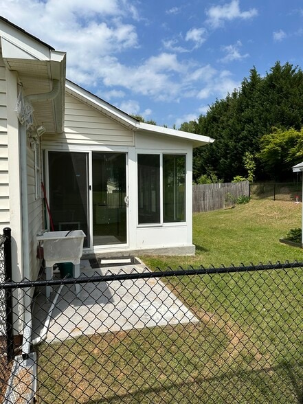 Fenced back yard with enclosed patio - 1524 Hawkcrest Ln