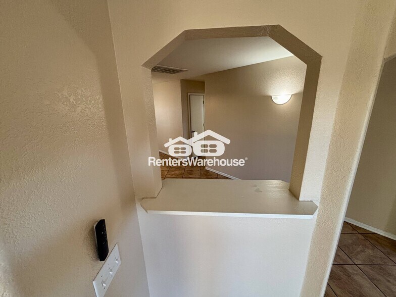 Building Photo - 2607 S 71st Dr