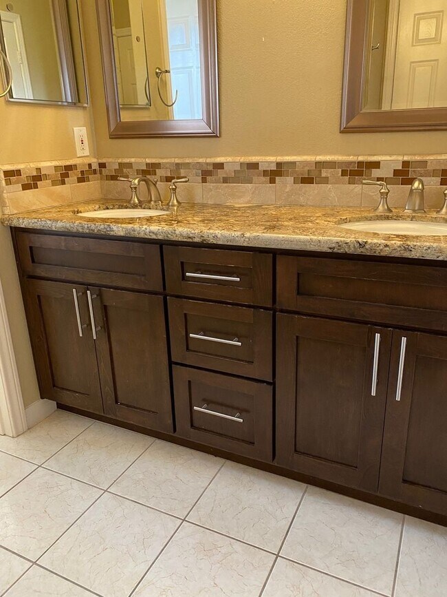 Building Photo - Beautiful 3 Bed 3 Bath Sorrento Home in Cy...