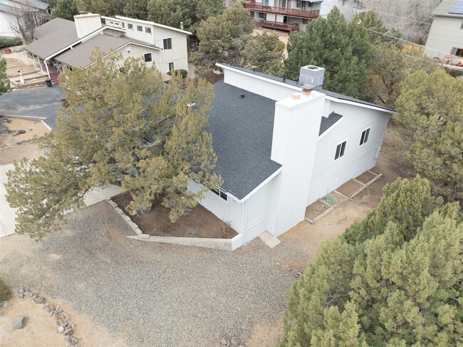 Building Photo - Price reduced, and now allows pets! 3 Bedr...