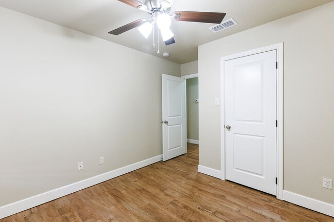Building Photo - Beautiful, Spacious Duplex in South Lubbock