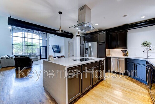 Building Photo - 1005 S Shepherd Dr