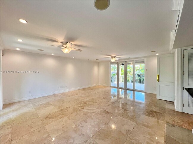 Building Photo - 573 Satinwood Dr