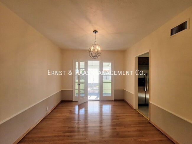 Building Photo - Beautiful Bixby Knolls 2 Bedroom Home with...