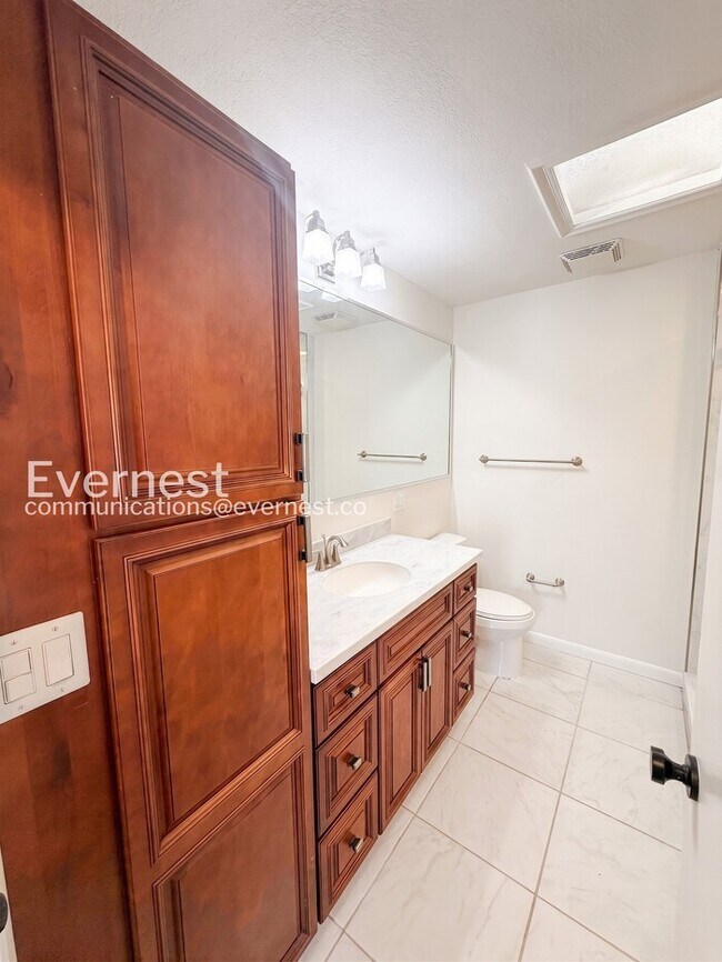 Building Photo - 4 Bed/2.5 Bath Home with Detached Garage / Available Now!