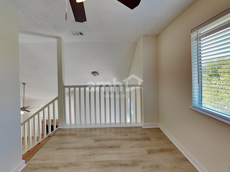 Building Photo - 225 Maple Ct