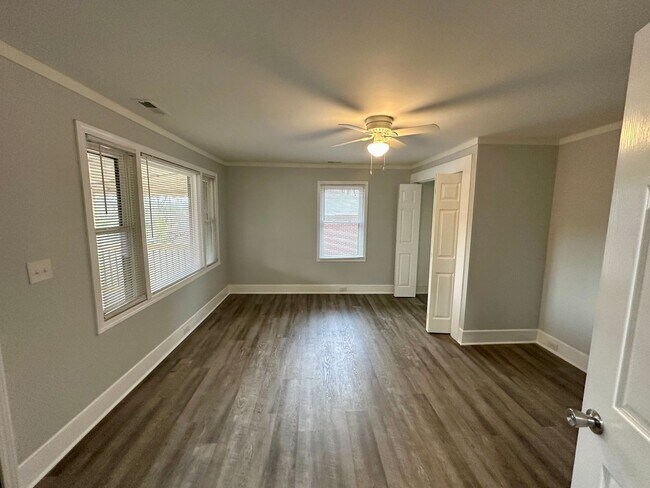 Building Photo - 4 Bedroom 3 Bathroom