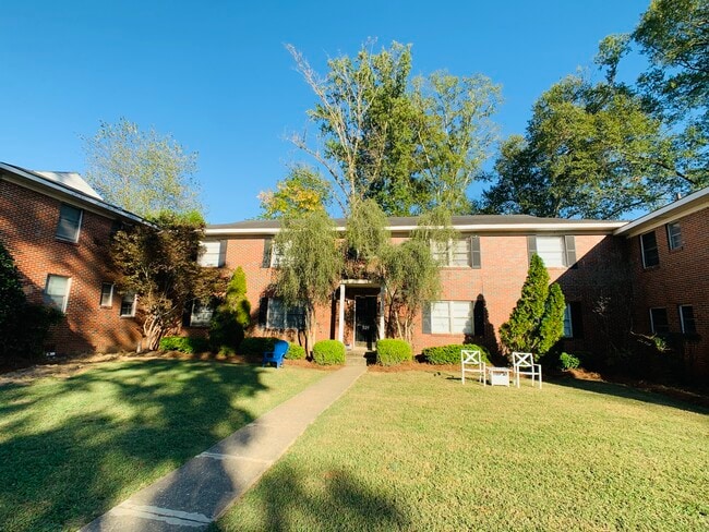 Exterior/Front courtyard - 105 E Glenwood Dr