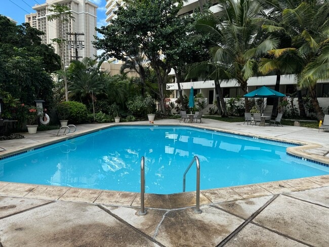 Building Photo - Fully-Furnished One Bedroom in Waikiki