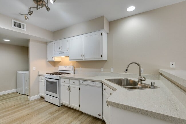 Building Photo - Stylish 2-Bedroom Townhome in Green Valley with Modern Upgrades & Prime Location!