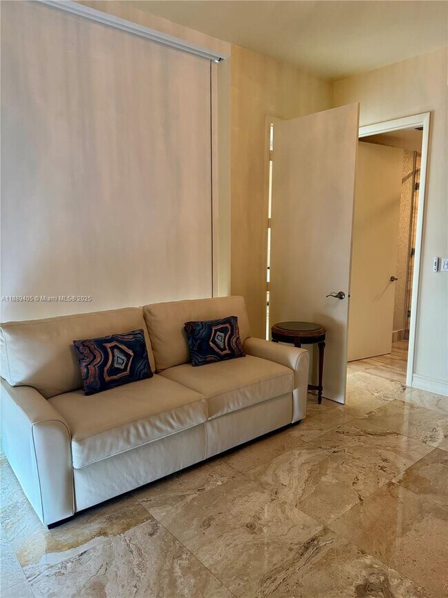 Building Photo - 16001 Collins Ave