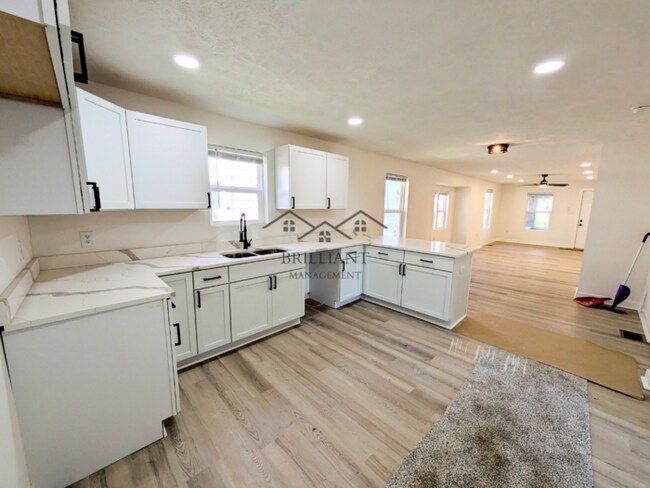 Building Photo - 523 N Alton Ave