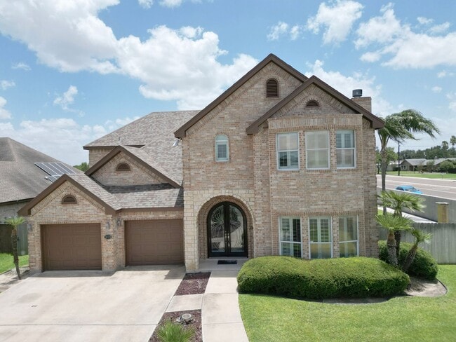 Primary Photo - Gorgeous 4b/4.5bath house in McAllen