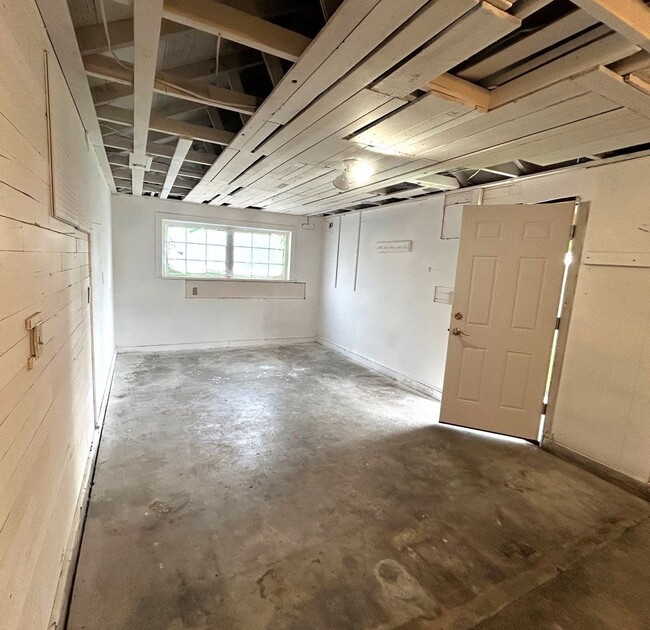 Building Photo - Completely Updated 2 bedroom 1 bath home w...