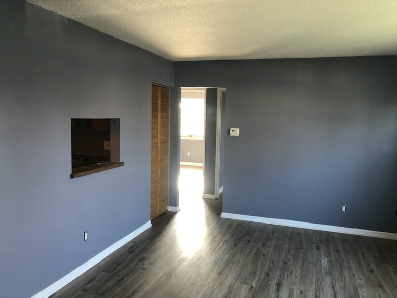 Building Photo - 1120 E 6th St