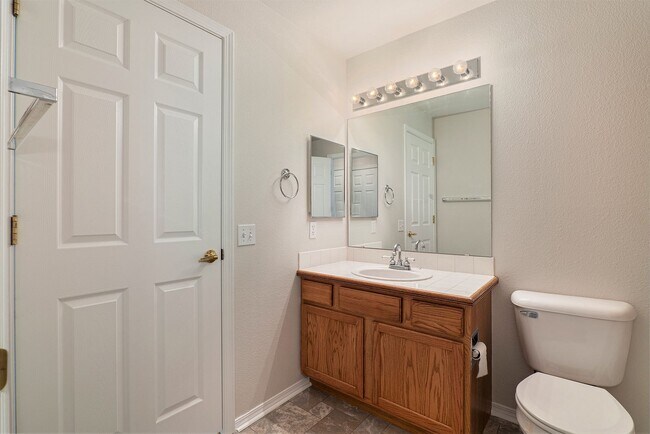 Building Photo - 2 bed, close to Ft Carson. Top Floor unit, Available now